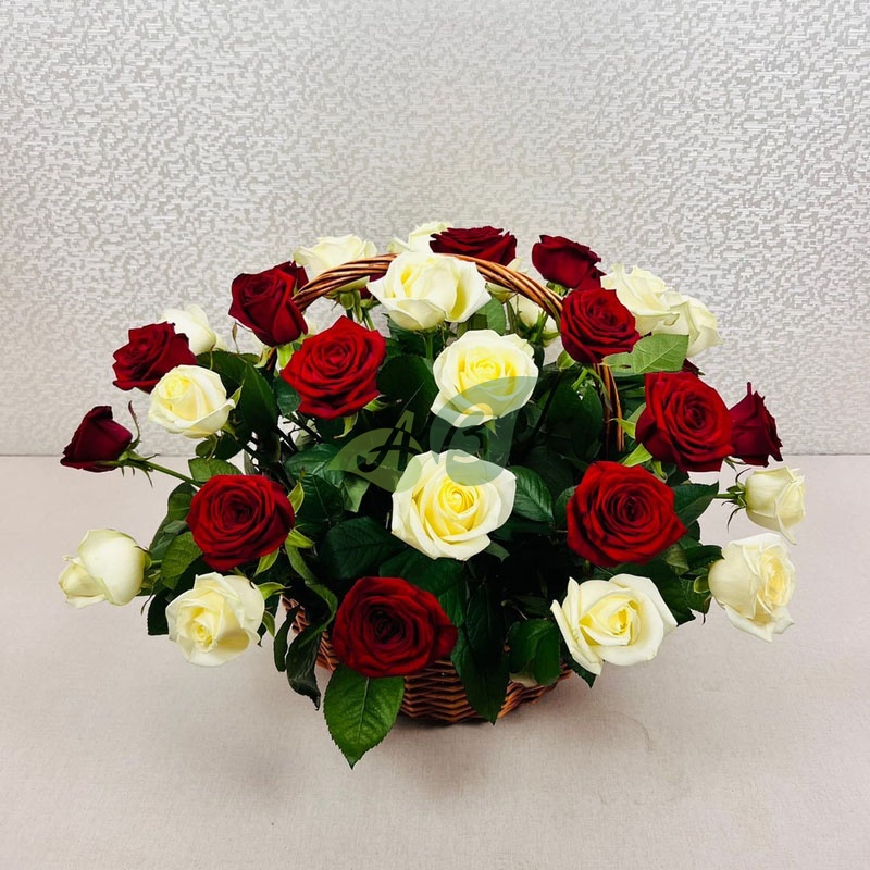 Корзина красных и белых роз в подарок